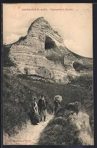 AK Haute-Isle, Pigeonnier de Boileau avec visiteurs sur le chemin