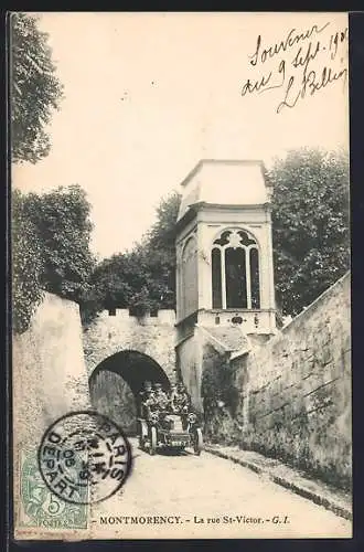 AK Montmorency, La rue St-Victor et sa voûte avec une voiture ancienne