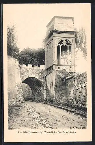 AK Montmorency, Rue Saint-Victor avec tour et passage voûté en pierre
