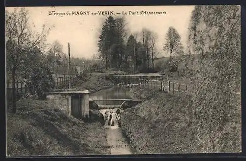 AK Vexin, Le Pont d`Hennecourt avec vue sur le ruisseau et la campagne environnante