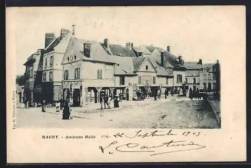 AK Magny, Ancienne Halle animée avec passants