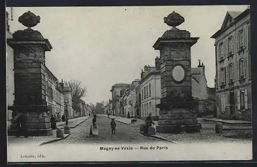 AK Magny-en-Vexin, Rue de Paris avec portails imposants et passants