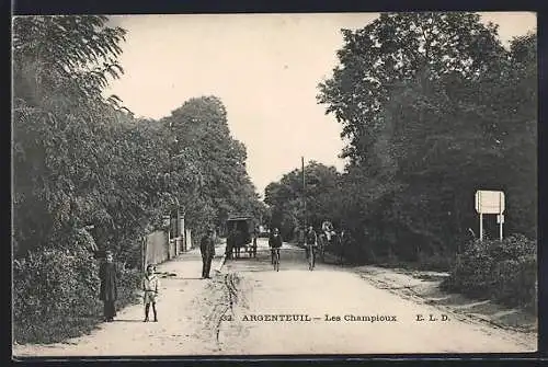 AK Argenteuil, Les Champioux avec calèches et passants sur une route bordée d`arbres