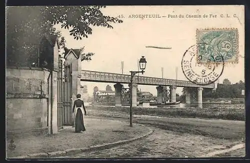 AK Argenteuil, Pont du Chemin de Fer C.L.C. et femme marchant près de la rivière