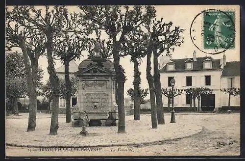 AK Arnouville-lès-Gonesse, La Fontaine et arbres taillés sur la place centrale