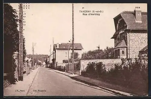 AK Taverny, Rue d`Herblay avec maisons et arbres le long de la route