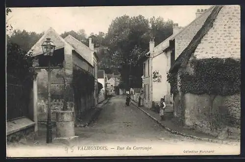 AK Valmondois, Rue du Carrouge avec lampadaire et maisons anciennes