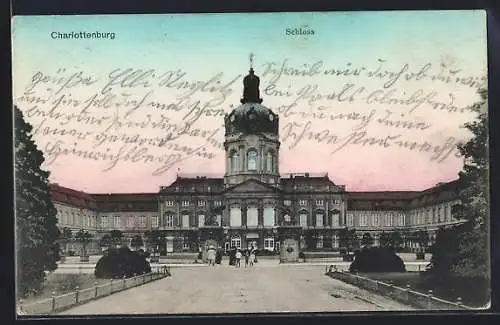 AK Berlin-Charlottenburg, Schloss mit Vorplatz und Besuchern