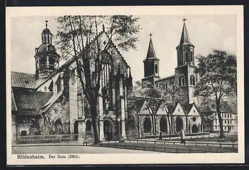 AK Hildesheim, Ansicht vom Dom mit Vorplatz und Besuchern