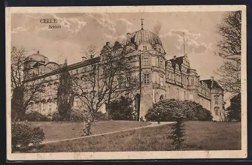 AK Celle, Schloss mit Parkanlage und Spaziergänger