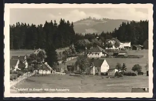 AK Carlsfeld / Erzgeb., Ortsansicht mit dem Auersberg