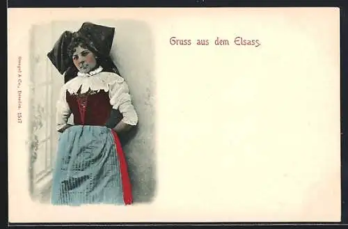 AK Elsässerin in Tracht an der Wand angelehnt