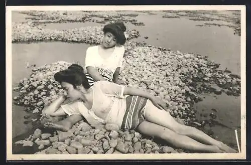 AK Zwei junge Japanerinnen in Bademode mit durchsichtigem Oberteil