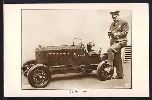 AK Schauspieler Davey Lee im Mini-Rennwagen bekommt vom Polizisten einen Strafzettel ausgestellt