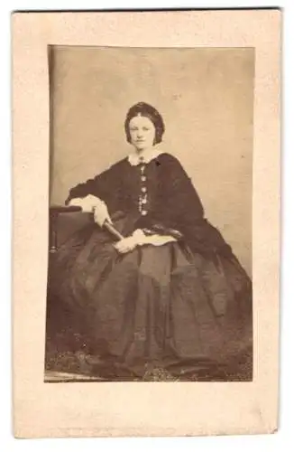 Fotografie unbekannter Fotograf und Ort, junge Frau Caroline Lannmiller im Kleid mit Haube