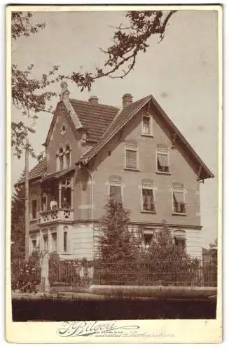 Fotografie J. Bilgeri, Lindau i. B., unbekannter Ort. schönes altes Wohnhaus mit Balkon