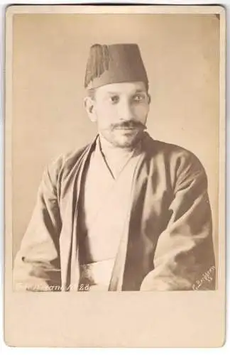 Fotografie Guillaume Berggren, Perser mit Fes, Type Persan Nr. 28