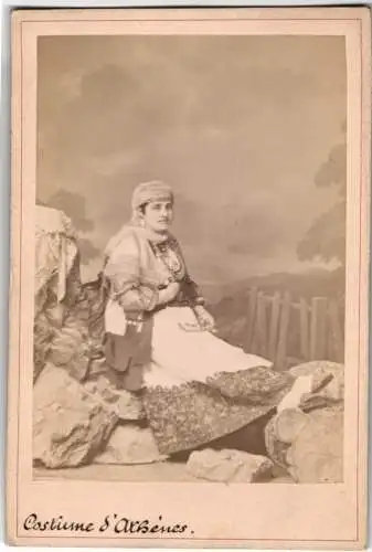 Fotografie unbekannter Fotograf und Ort, Costume d`Athénes, junge Athenerin in Tracht