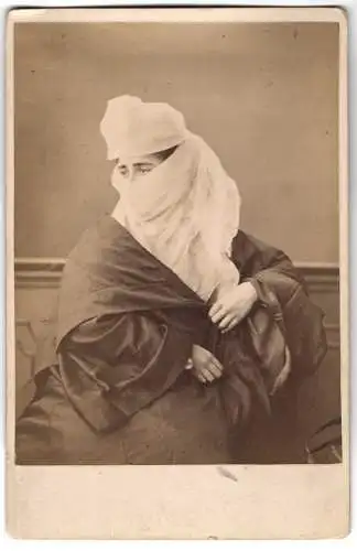 Fotografie unbekannter Fotograf und Ort, verschleierte türkische Frau im Gewand