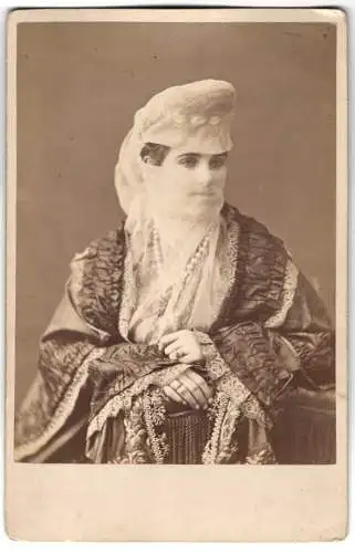 Fotografie unbekannter Fotograf und Ort, türksiche Dame im Kleid mit Schleier um das Gesicht