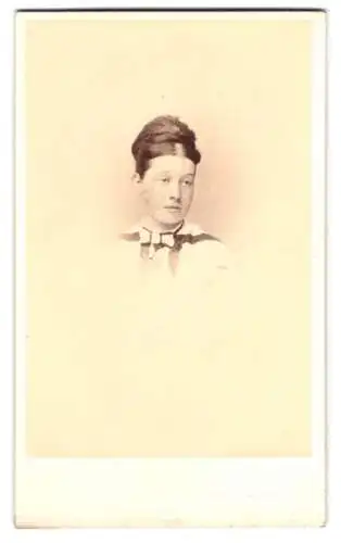 Fotografie T. Edge, Preston, Great Avenham St 28, Porträt einer Dame mit Hochsteckfrisur