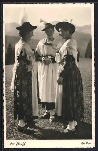 AK Drei Frauen in bayerischer Tracht beim Plausch