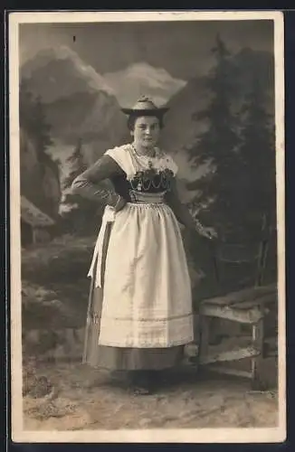 AK Frau in bayerischer Tracht in den Bergen