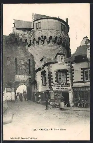 AK Vannes, la Porte Prison, Strasse mit Blick auf ein Stadttor
