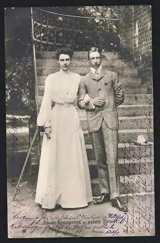 AK Unser Kronprinz Wilhelm von Preussen an der Treppe nebst Braut Cecilie