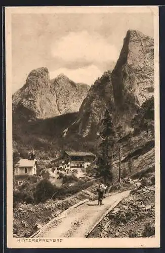 AK Hinterbärenbad, Landstrasse mit Ortspartie u. Bergspitzen, mit Kirche