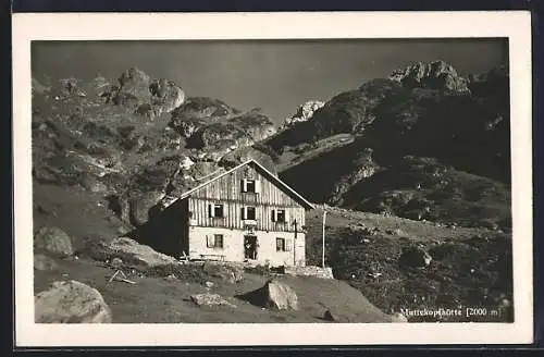 AK Muttekopfhütte /Tirol, Blick auf die Alpenhütte mit Berglandschaft