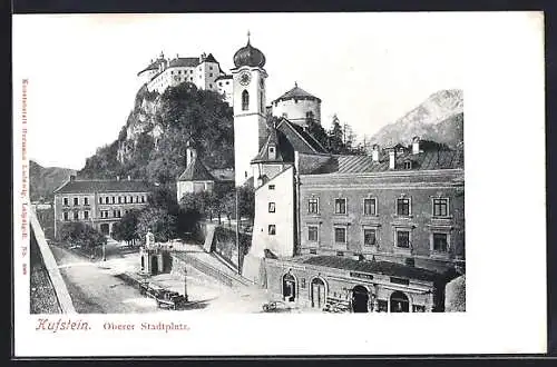 AK Kufstein, auf dem Oberen Stadtplatz, Blick hoch zum Schloss