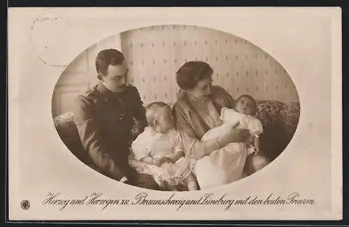 AK Victoria Louise Herzogin von Braunschweig mit ihrem Mann in Uniform und den beiden Prinzen