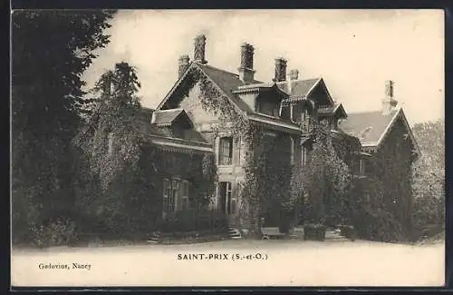 AK Saint-Prix, Maison couverte de lierre dans un cadre verdoyant