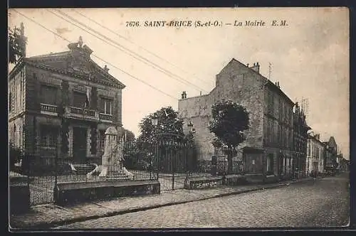 AK Saint-Brice, La Mairie et rue adjacente