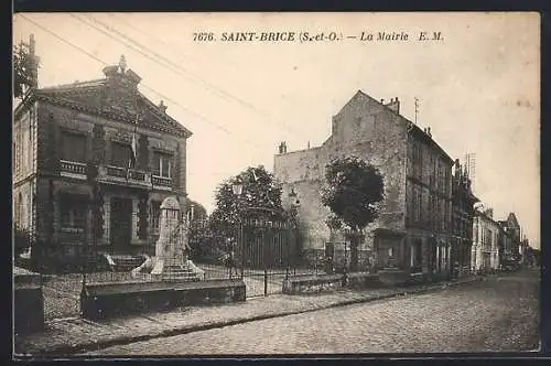 AK Saint-Brice, La Mairie et la rue adjacente