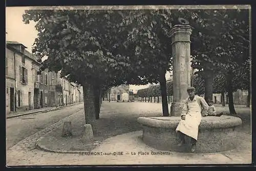 AK Beaumont-sur-Oise, La Place Gambetta avec fontaine et homme assis