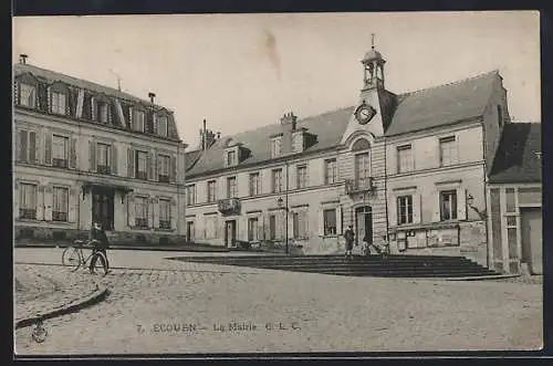 AK Écouen, La Mairie et scène de rue animée avec un cycliste