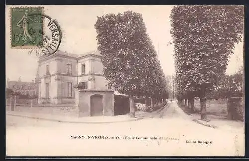 AK Magny-en-Vexin, École Communale et allée bordée d`arbres