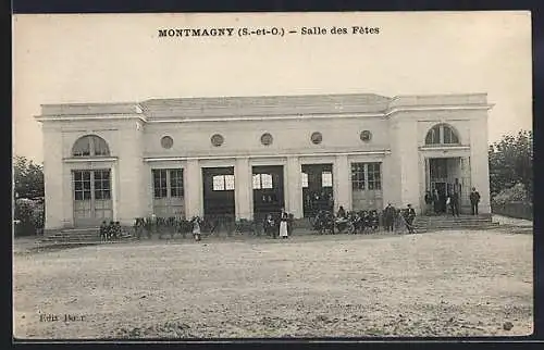 AK Montmagny, Salle des Fêtes avec des gens rassemblés devant l`entrée