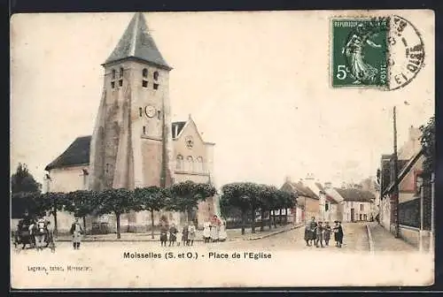 AK Moisselles, Place de l`Église et scène de village animée