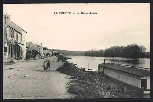 AK La Frette, Le Bateau-Lavoir et la rue au bord de l`eau