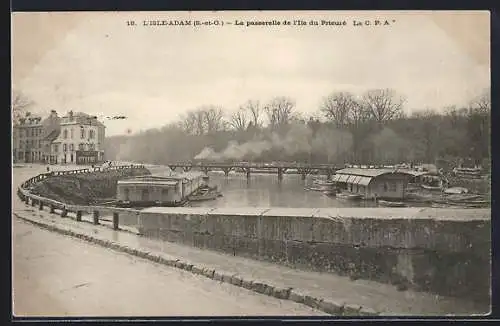 AK L`Isle-Adam, La passerelle de l`Ile du Prieuré et les péniches sur la rivière