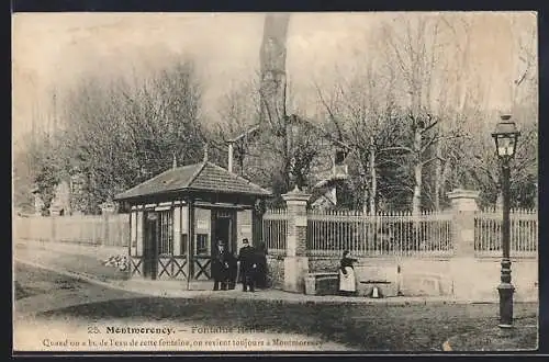 AK Montmorency, Fontaine Renée et passants devant la fontaine
