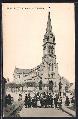AK Argenteuil, L`Église et groupe de personnes devant l`entrée