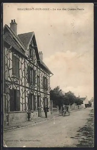 AK Beaumont-sur-Oise, La rue des Quatre-Vents avec maisons à colombages et passants