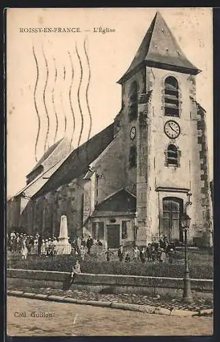 AK Roissy-en-France, L`église et la place animée devant le monument