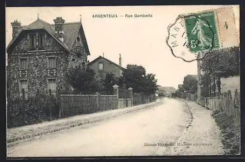 AK Argenteuil, Rue Gambetta avec maisons en pierre et clôtures en bois