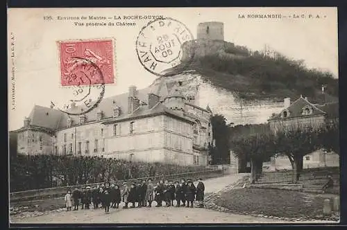 AK La Roche-Guyon, Vue générale du château et du groupe devant l`entrée
