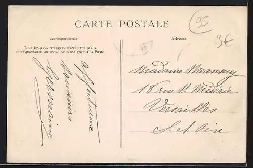 AK La Roche-Guyon, Vue générale du château et du groupe devant l`entrée